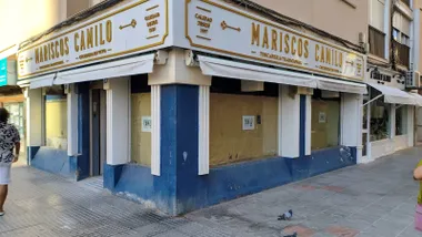Fachada del local situado en Zurbarán 1, en Cádiz, con el rótulo de la pescadería y cocedero de mariscos sobre los escaparates. calle Zurbarán: Mariscos Camilo
