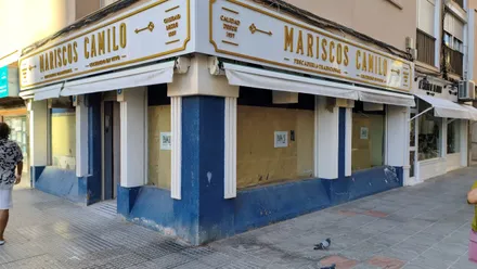Fachada del local situado en Zurbarán 1, en Cádiz, con el rótulo de la pescadería y cocedero de mariscos sobre los escaparates. calle Zurbarán: Mariscos Camilo