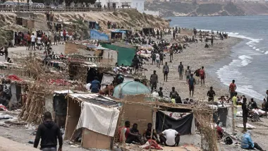 Personas migrantes en la costa de Ceuta durante la crisis migratoria
