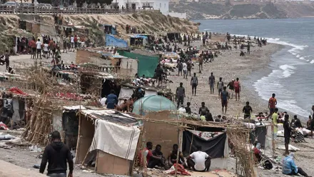 Personas migrantes en la costa de Ceuta durante la crisis migratoria