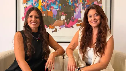 Míriam Ballesteros y Brenda García posan juntas sentadas y sonrientes. Ambas han sido elegidas para pregonar los Tosantos 2026 de Cádiz el próximo 23 de octubre.