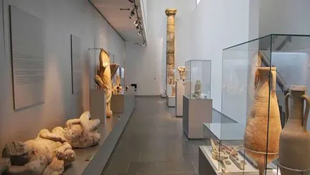 Sala con ánforas y estatuas en el Museo de Baelo Claudia.