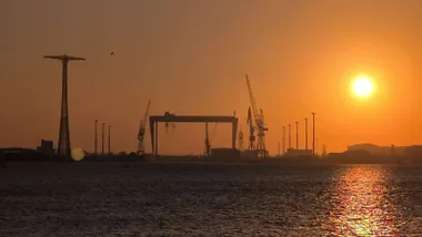 Imagen de primeras horas de la mañana en la Bahía, con la reconocible grúa pórtico de Matagorda. Foto: José Luis Porquicho Prada.