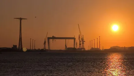 Imagen de primeras horas de la mañana en la Bahía, con la reconocible grúa pórtico de Matagorda. Foto: José Luis Porquicho Prada.