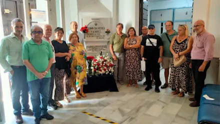 Imagen de archivo de una ofrenda en la tumba de Fermin Salvochea.
