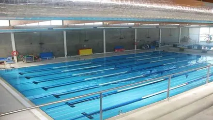 Vista de la piscina municipal de Rota con la boyas en las calles.