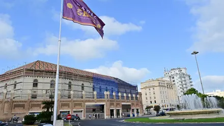 Plaza de Sevilla de Cádiz con la bandera de Emporio del Orbe.