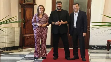 Antonio Orozco posa entre la concejala de Fiestas, Beatriz Gandullo, y el alcalde de Cádiz, Bruno García, en su presentación como pregonero del Carnaval 2027. Foto: Eulogio García.