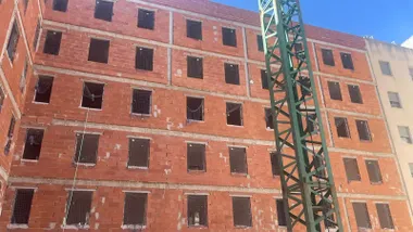Vista de las obras de construcción de la nueva promoción de viviendas públicas en la barriada del Cerro del Moro de Cádiz, donde la Junta de Andalucía cifra la ejecución de los trabajos en un 62%.