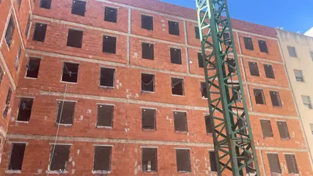 Vista de las obras de construcción de la nueva promoción de viviendas públicas en la barriada del Cerro del Moro de Cádiz, donde la Junta de Andalucía cifra la ejecución de los trabajos en un 62%.