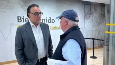 Quique Pina junto a Carlos Medina en los accesos del estadio Nuevo Mirandilla antes de la Junta de Accionistas. Foto: Ereagafotos.