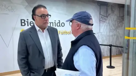 Quique Pina junto a Carlos Medina en los accesos del estadio Nuevo Mirandilla antes de la Junta de Accionistas. Foto: Ereagafotos.