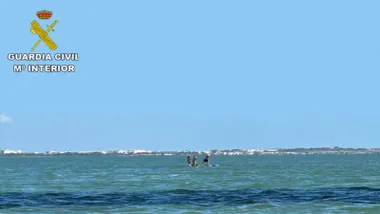 Imagen de la Guardia Civil de las personas atrapadas en las rocas.