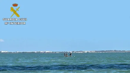 Imagen de la Guardia Civil de las personas atrapadas en las rocas.