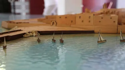 Castillo con barcos en una maqueta básica en Rota.