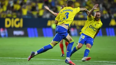 Sergio Arribas celebra el gol del Cádiz CF ante el Girona FC junto a Javier Ontiveros en el Nuevo Mirandilla.