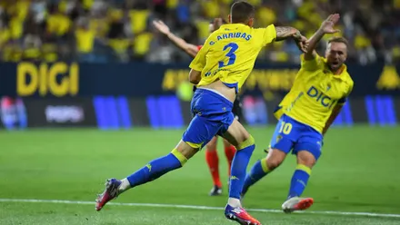 Sergio Arribas celebra el gol del Cádiz CF ante el Girona FC junto a Javier Ontiveros en el Nuevo Mirandilla.