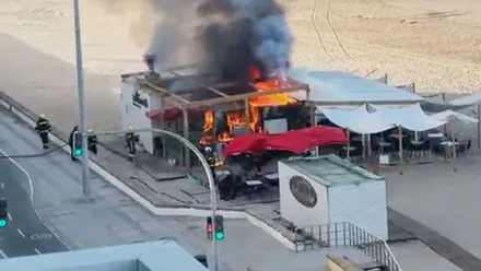 Ardiendo el chiringuito Sotavento con los miembros de bomberos en tareas de extinción del fuego.