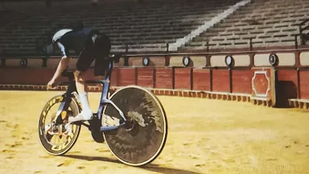 Ciclista en la plaza de toros de El Puerto.