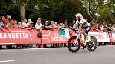 Ciclista en una contrarreloj, viste el maillot de campeón del mundo.