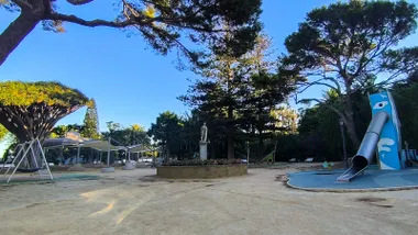 Día despejado Parque Genovés de Cádiz en este martes 15 de septiembre en el que ya se nota una bajada de temperaturas. Foto: José Luis Porquicho Prada.