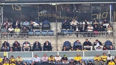 Vista con zoom del palco presidencial del estadio Nuevo Mirandilla tomada desde la grada de Preferencia durante el Cádiz-Girona. En las diferentes filas aparecen autoridades, invitados y otros asistentes, con varios asientos vacíos en la zona central del palco.