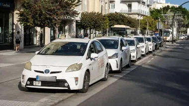 Fila de taxis blancos en una parada de Cádiz.