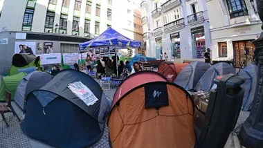 Varias tiendas de campaña instaladas en la Plaza del Palillero de Cádiz durante las movilizaciones por el derecho a la vivienda.
