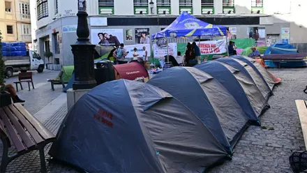 Tiendas de campaña y participantes en la acampada por el derecho a la vivienda instalada en la Plaza del Palillero de Cádiz.