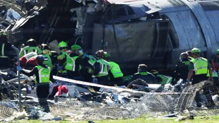 Un grupo de bomberos trabaja en la zona del accidente de Urda.