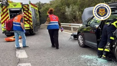 Camión de bomberos y coche accidentado junto a un médico.