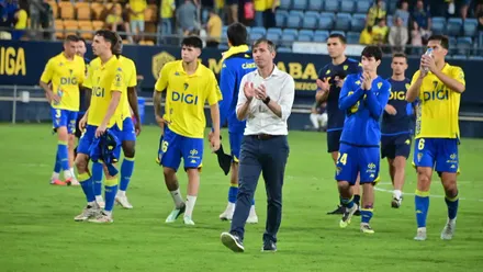El técnico amarillo, acompañado por varios futbolistas, agradece el apoyo de la grada después del 0-1 ante el Sporting, un resultado que frena la reacción del Cádiz pese a las mejores sensaciones del equipo.