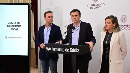 Bruno García comparece ante los micrófonos del Ayuntamiento de Cádiz, acompañado por José Manuel Cossi a su izquierda y Maite González a su derecha.