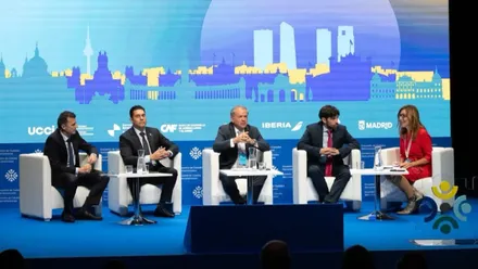 Bruno García, alcalde de Cádiz, sentado junto a otros tres participantes y una moderadora en un escenario azul durante una mesa de debate del II Encuentro de Ciudades Iberoamericanas en Madrid.