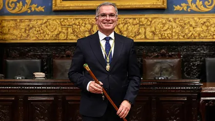 Jacinto Muño posando con el bastón de alcalde de Algeciras.