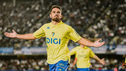Álvaro García Pascual celebra el segundo gol del Cádiz CF ante el Xerez CD en Chapín.