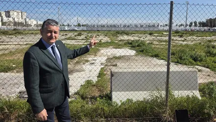 Antonio Sanz señala los terrenos del futuro Hospital de Cádiz.
