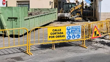 Calle cortada por obras en Rota.