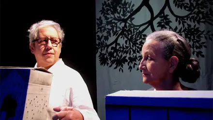 Arístides Vargas y Charo Francés, fundadores de Malayerba, durante una representación de Instrucciones para abrazar el aire