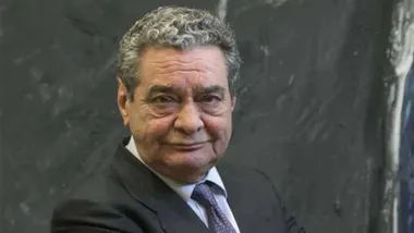 Augusto Delkáder Teig, periodista gaditano fallecido a los 76 años, en una fotografía en la que aparece vestido con chaqueta