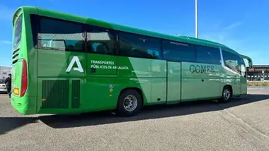 Autobús verde en Conil.