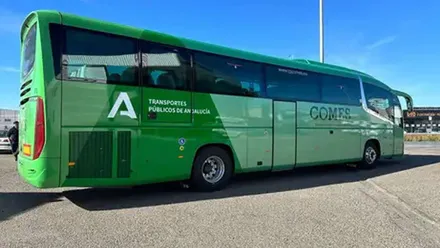 Autobús verde en Conil.