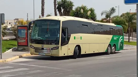 En una parada un autobús de línea de San Fernando a Cádiz.