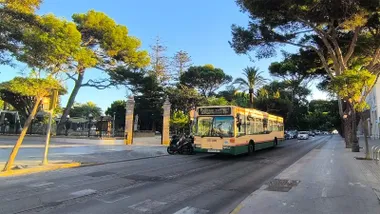 Un autobús urbano de la Línea 2 de Cádiz circula por la avenida Doctor Gómez Ulla, junto a una de las entradas del Parque Genovés.