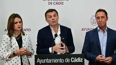 El alcalde de Cádiz, Bruno García, comparece ante los medios acompañado por Beatriz Gandullo y José Manuel Cossi durante la rueda de prensa posterior a la Junta de Gobierno Local.