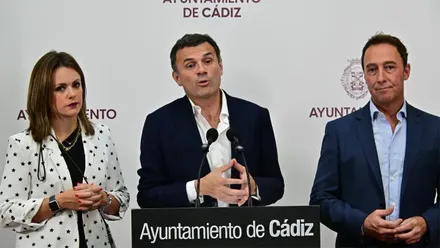 El alcalde de Cádiz, Bruno García, comparece ante los medios acompañado por Beatriz Gandullo y José Manuel Cossi durante la rueda de prensa posterior a la Junta de Gobierno Local.
