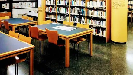 Sillas y mesas en la Biblioteca Rafael Esteban Poullet.