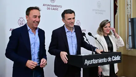 Bruno García interviene ante los micrófonos del atril del Ayuntamiento de Cádiz, con José Manuel Cossi a su izquierda y Maite González a su derecha, durante una rueda de prensa.