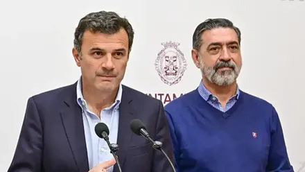 El alcalde de Cádiz, Bruno García, comparece ante los micrófonos acompañado por el concejal de Movilidad, José Manuel Verdulla, en el Ayuntamiento de Cádiz.