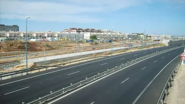 Carretera con varios carriles en Cádiz, es la CA-33